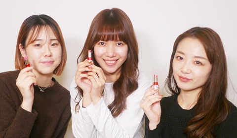 マキアージュ ドラマティックルージュEX（スパークリングフルーツカラー）を紹介する編集部員