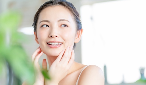 美白ケアをしている女性イメージ