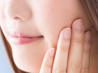 頬のリフトアップ治療の種類と効果