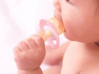 赤ちゃんにできる「新生児ニキビ」原因とケア方法