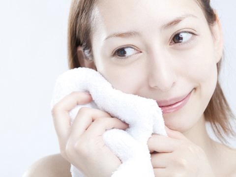 毛穴の開きが原因！乾燥肌におすすめの洗顔方法とケア