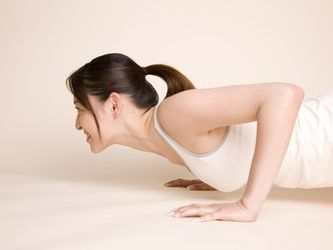 トレーニングする女性