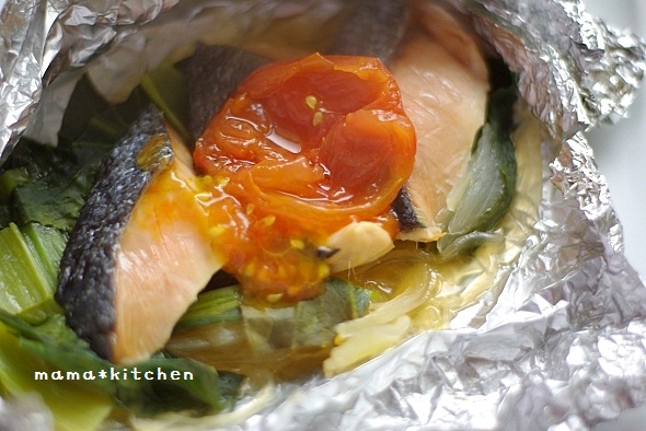 ジューシートマト乗せ♪鮭と小松菜のホイル焼き