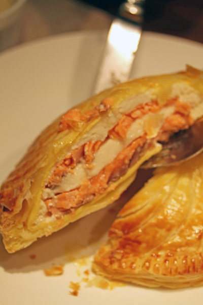 帆立貝とトラウトサーモンのパイ包み焼き